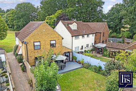 Roding Drive, Brentwood CM15 4 bed detached house for sale