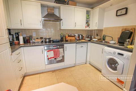 Pool Close, West Molesey KT8 2 bed apartment for sale