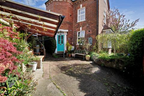 Howell Road, Exeter, Devon, EX4 3 bed semi