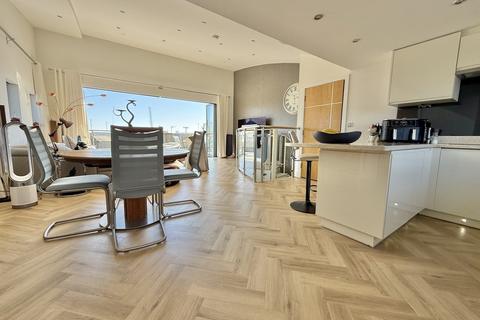 7 Strand Street, Poole, BH15 3 bed penthouse for sale