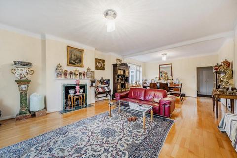 3 bedroom flat for sale