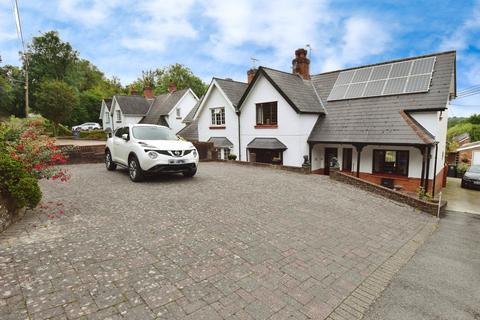 Salisbury Road, Amesbury, SP4 7HW 3 bed semi