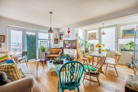 Kingsway, Hove BN3 2 bed apartment for sale