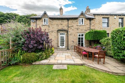Sharp Lane, Huddersfield, HD4 3 bed semi