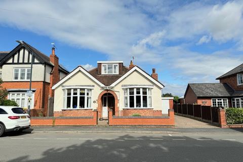 Queens Road, Kenilworth 2 bed detached bungalow for sale