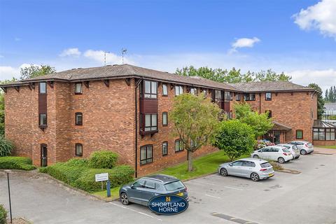 St Catherines Lodge, Lammas Road... 2 bed flat for sale
