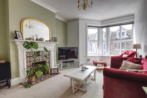 3 bedroom flat for sale