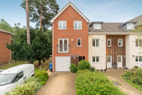 Brook Avenue, Ascot 3 bed end of terrace house for sale