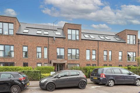 Hedley Road, St. Albans 2 bed apartment for sale