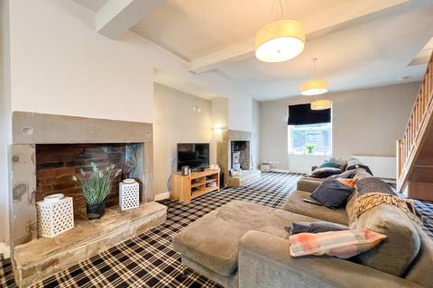 Moor Lane, Huddersfield HD4 2 bed end of terrace house for sale