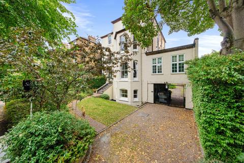 Ringwood Court, Kidbrooke Grove, SE3 2 bed apartment for sale