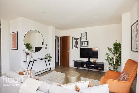 Atheldene Road, LONDON 2 bed flat for sale