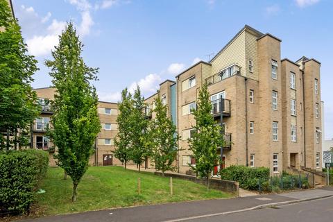 Hut Farm Place, Chandler's Ford 2 bed flat for sale