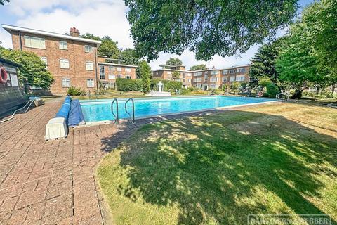 Bridge Road, East Molesey KT8 2 bed apartment for sale