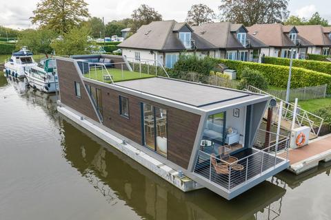 Liverpool Marina 2 bed houseboat for sale