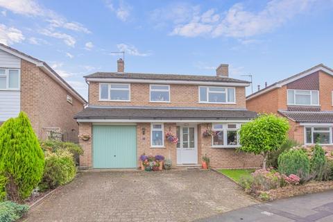 Hazeldene Gardens, Banbury 4 bed detached house for sale