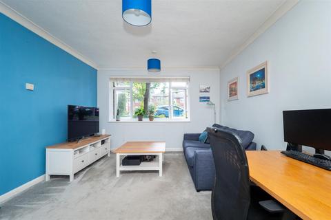 Benhill Wood Road, Sutton 1 bed apartment for sale