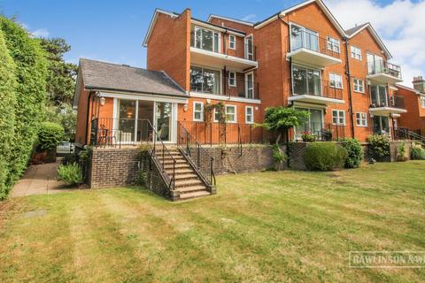 62 Palace Road, East Molesey KT8 3 bed apartment for sale