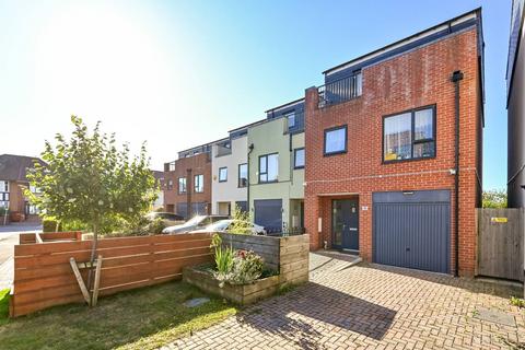 Finefield Walk, Slough, SL1 4 bed end of terrace house for sale