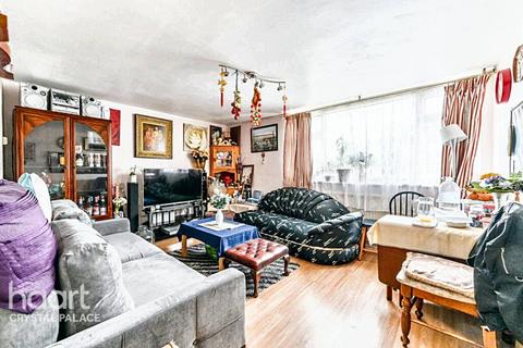 Hermitage Road, London 2 bed flat for sale