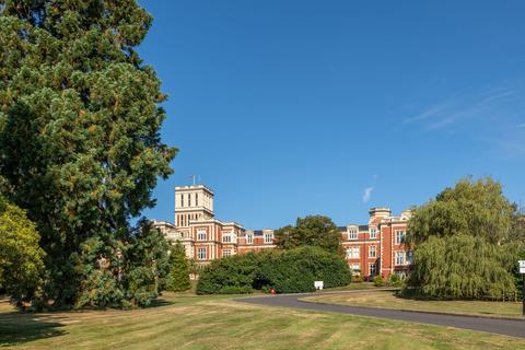 Royal Earlswood Park, Victoria Court... 3 bed apartment for sale