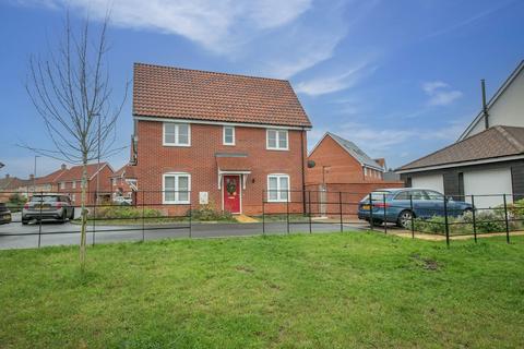 Woodford Walk, Alresford, Colchester... 3 bed semi