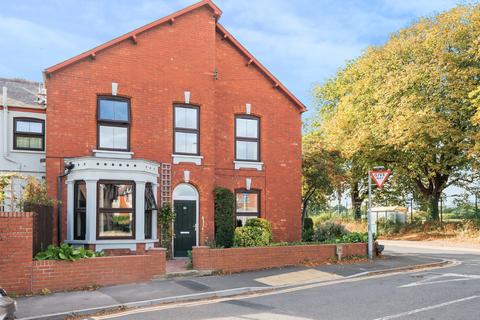 Leslie Avenue, Taunton TA2 3 bed semi