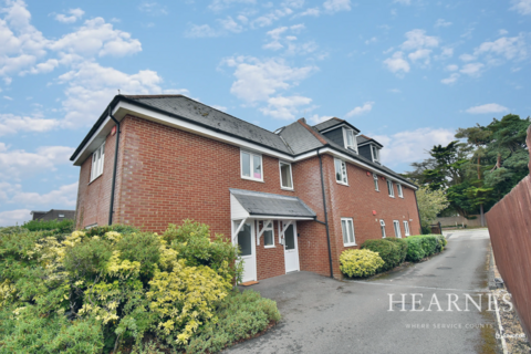 Wimborne Road East, Ferndown, BH22 2 bed apartment for sale