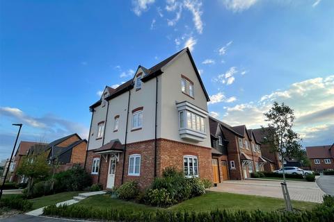 Bluebell Way, Warfield, Berkshire, RG42 4 bed detached house for sale