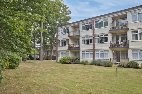 Lord Warden Avenue, Walmer, CT14 2 bed flat for sale