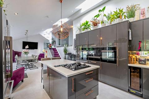 5 bedroom semi-detached house for sale