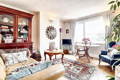 Eastmead Avenue, Greenford 2 bed maisonette for sale