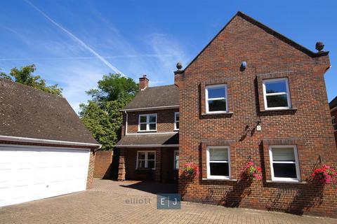 Meadow Way, Chigwell IG7 5 bed detached house for sale