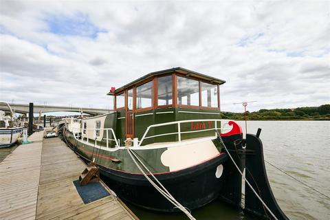 Port Medway Marina, Rochester, ME2 2 bed houseboat for sale