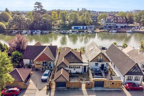 River Ash Estate, Shepperton 3 bed detached bungalow for sale