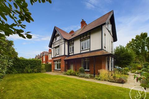Lidgett Lane, Leeds 2 bed flat for sale