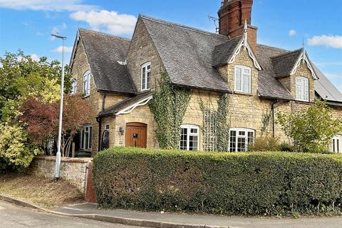 High Street, Paulerspury, Towcester 4 bed cottage for sale