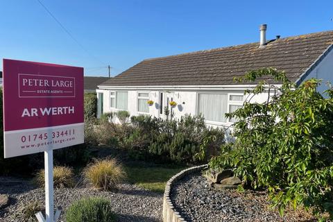 5 Eversley Close, Rhyl, Denbighshire... 3 bed detached bungalow for sale