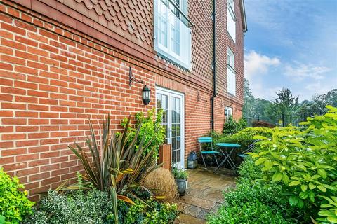 East Hill Road, central Oxted 2 bed apartment for sale