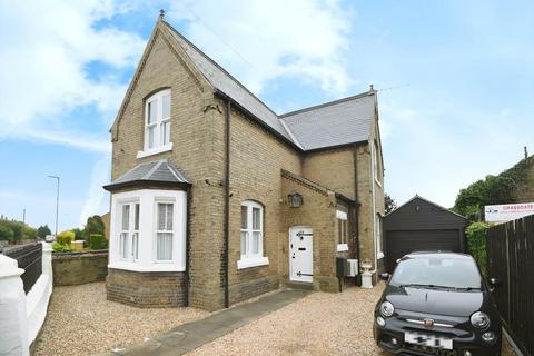 2 bedroom detached house for sale