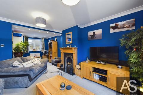 Coronation Gardens, Battle, TN33 3 bed semi