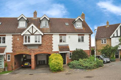 Gepp Place, Chancellor Park... 4 bed semi