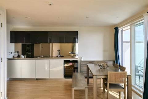 Pump House Crescent, Brentford, TW8 3 bed apartment for sale