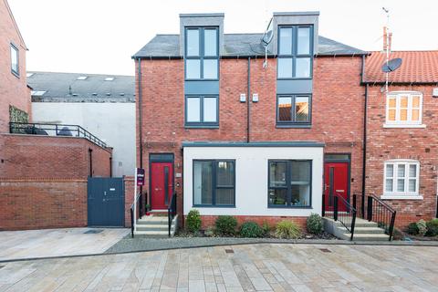 Horners Square, Hull HU1 3 bed townhouse for sale