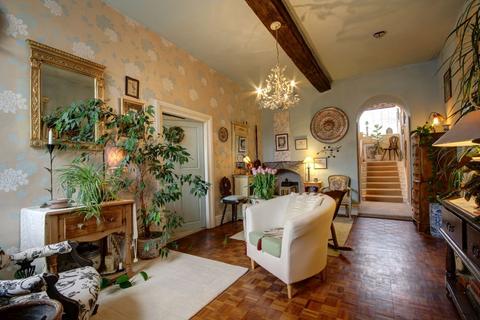 6 bedroom semi-detached house for sale