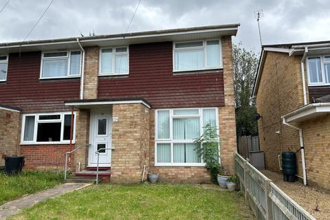 Elizabeth Gardens, Dibden Purlieu SO45 3 bed semi