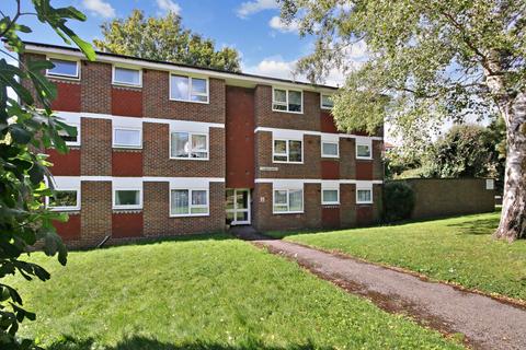 Glen Vue, East Grinstead, RH19 2 bed flat for sale