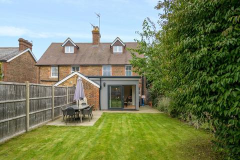 St. James's Place, Cranleigh, GU6 3 bed semi