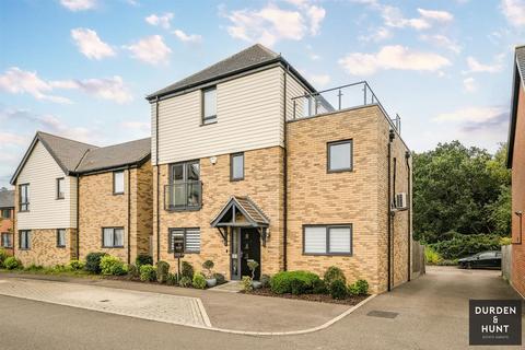 Park View, Chigwell, IG7 5 bed detached house for sale