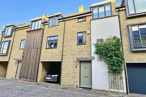 Hardy Close, Chelmsford 3 bed townhouse for sale